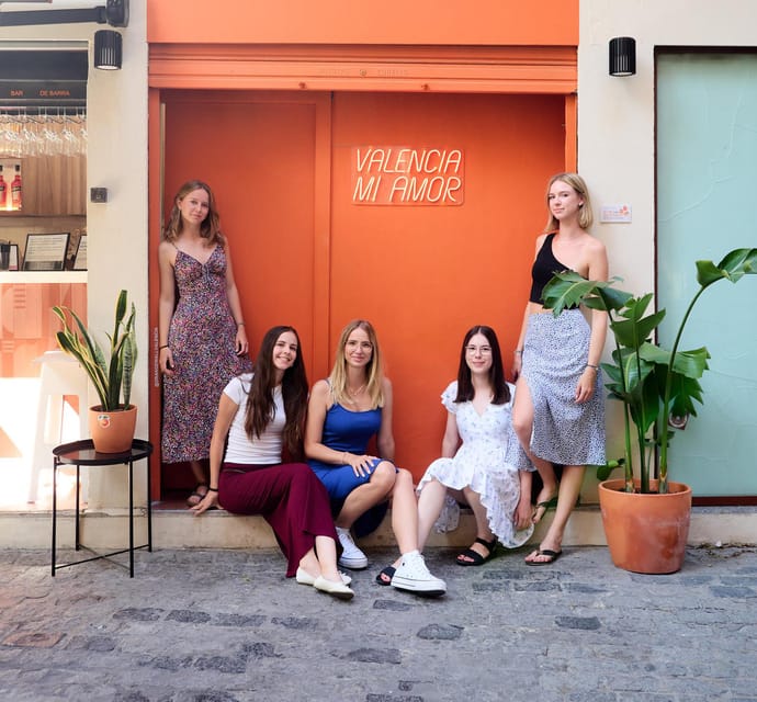 Valencia: Private photo shooting with pro photographer - Starting at Valencia City Hall
