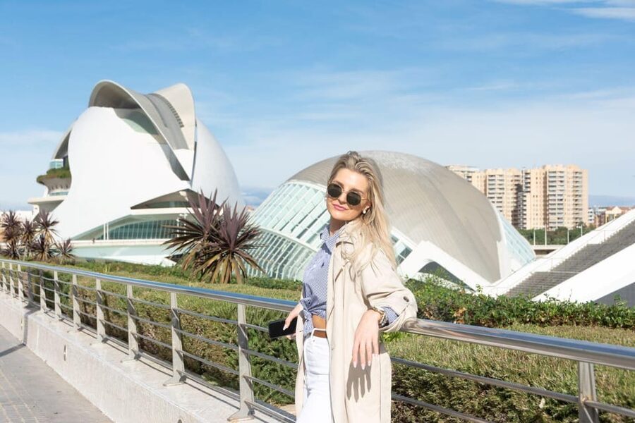 Valencia: Professional photoshoot at City of Arts & Sciences - What you receive for $58
