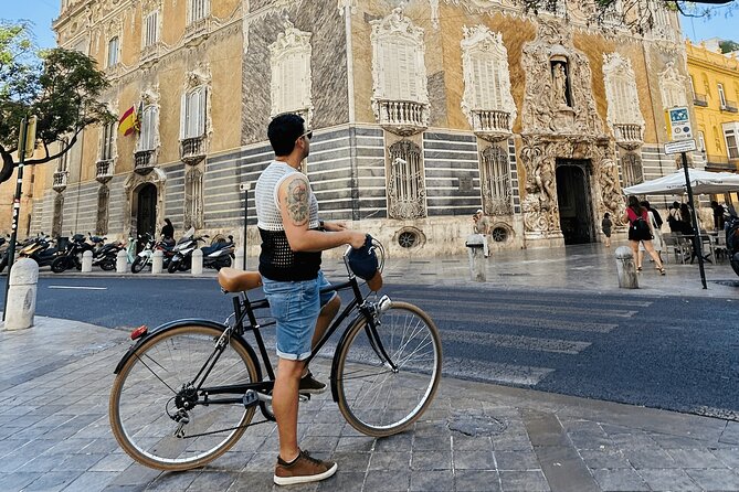 Valencia (Ruzafa): Guided Bike Tour of the city's highlights. - A half-hour among Valencia’s food stalls