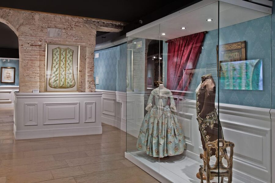 Valencia: Silk Museum Entry Ticket - The floors, the Gothic details, and the famous columns