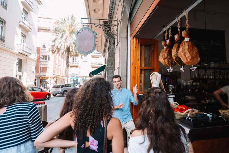 Valencia: Tapas and Drinks Evening Tour - Why the small group matters
