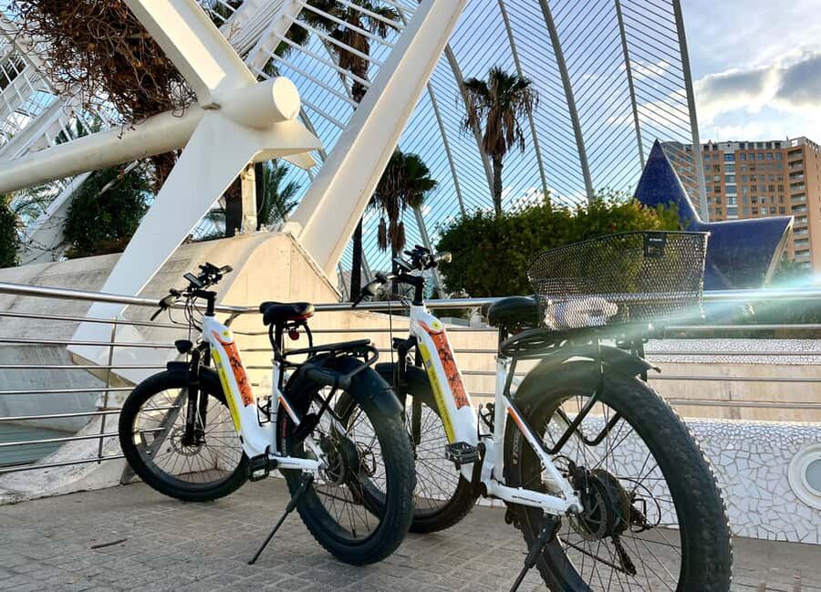Valencia: the best 25 spots in the city by bike! - Lonja de la Seda and the power of silk