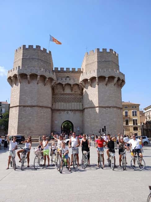 Valencia: the best 25 spots in the city by bike! - Torres de Serranos and the green route through Turia Park