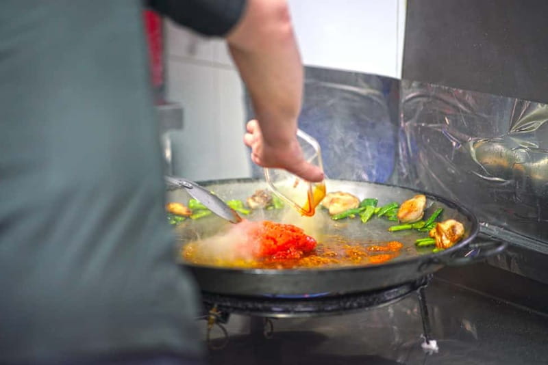 Valencia: Traditional Paella Cooking Class and Dinner - Watching the paella come together