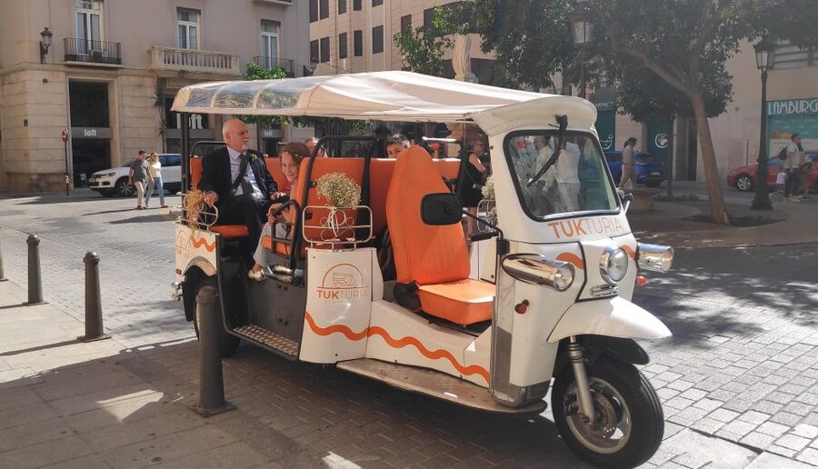 Valencia: Tuk Tuk City Tour - Pickup, weather, and comfort details