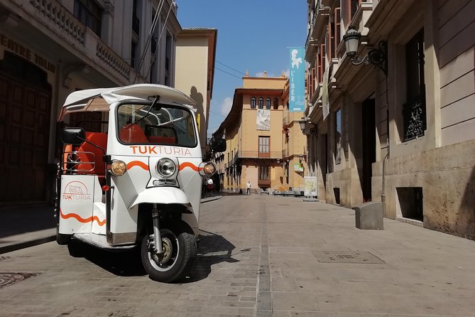 Valencia: Tuk Tuk Full City Tour - Quart Towers and the cathedral district