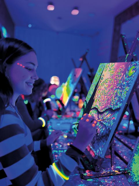 Valencia: Wine Gogh Glow Academy Paint and Sip Classes - What happens during the 2.5-hour class