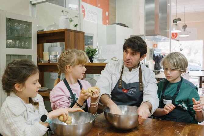 Valencian paella workshop and visit to the Algiros market - Wine, sangria, and the shared meal