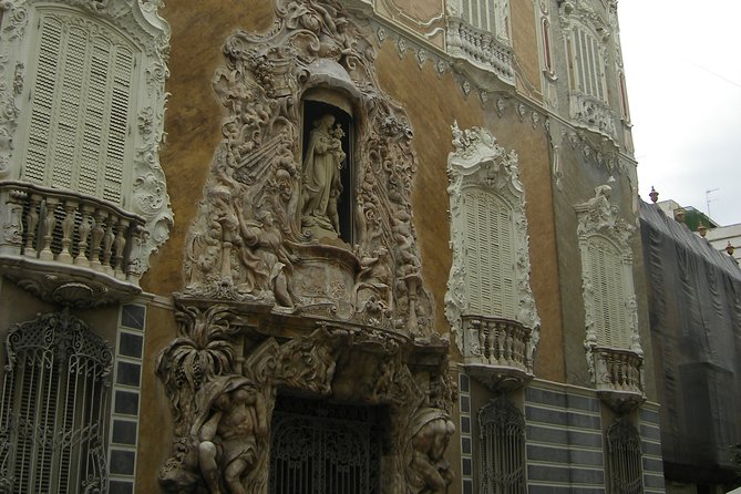 Walking in Valencia - Plaza Redonda and small-scale crafts