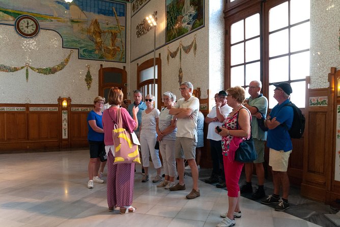 Walking tour through the old town with a Dutch-speaking city guide - Inside La Lonja de la Seda