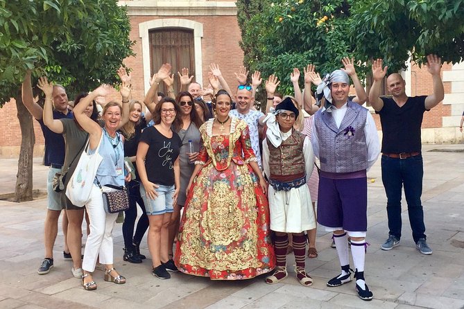 Walking tour through the old town with a Dutch-speaking city guide - Meeting Annick in Plaça de l’Ajuntament