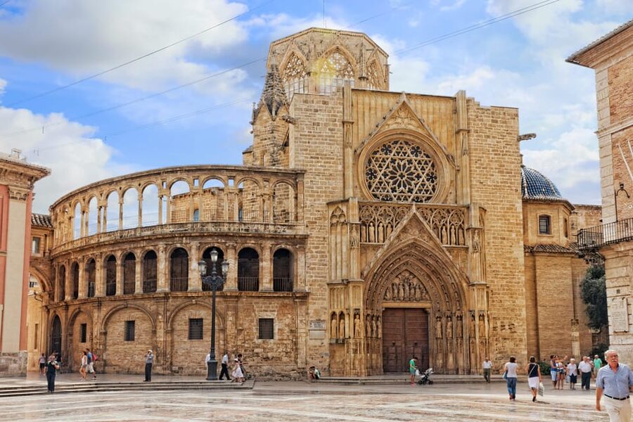 Walking Tour through Valencia's Historic Centre - The Central Market, a building and a food lesson