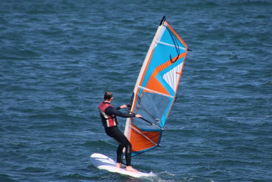 Windsurf class on Valencia beach - What the instructor can adapt