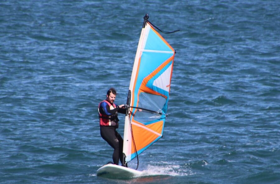 Windsurf class on Valencia beach - The first lesson: board, sail, and balance